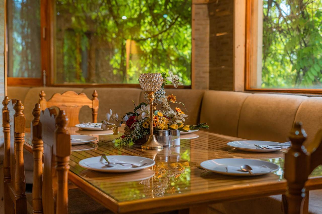 Hotel Mirage Srīnagar Екстериор снимка