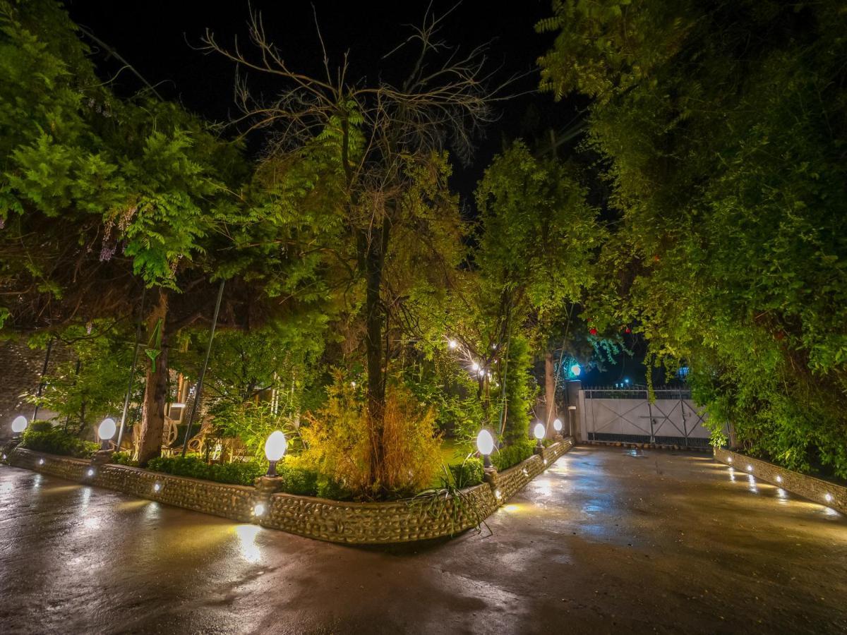 Hotel Mirage Srīnagar Екстериор снимка