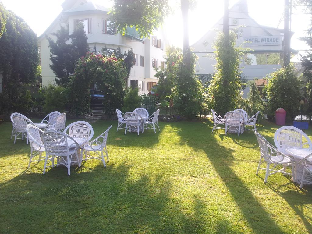 Hotel Mirage Srīnagar Екстериор снимка