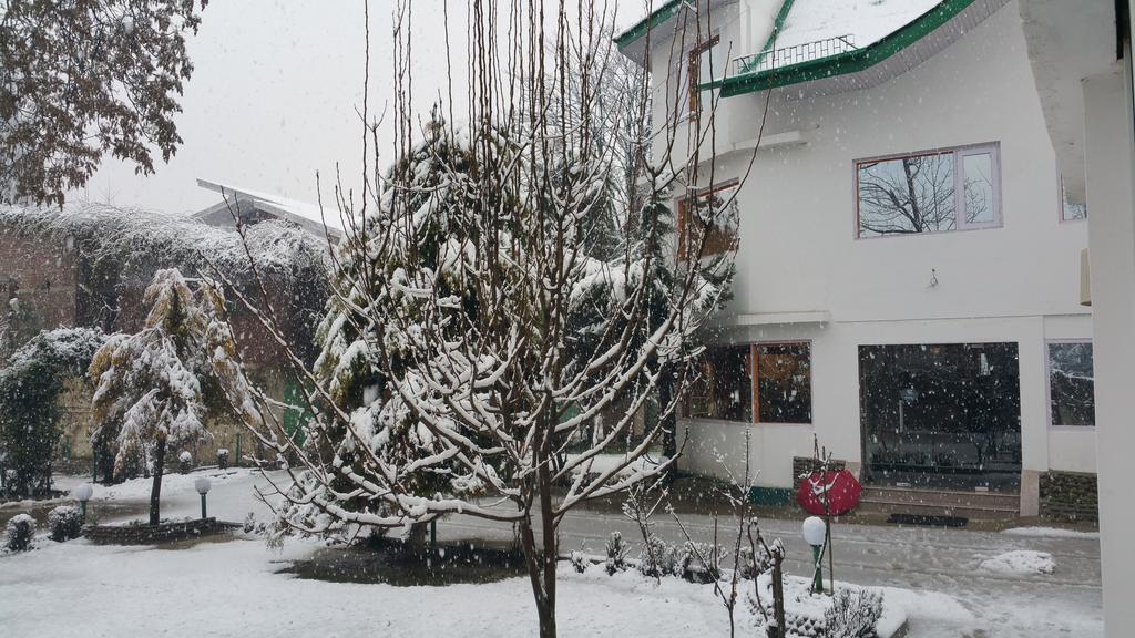Hotel Mirage Srīnagar Екстериор снимка